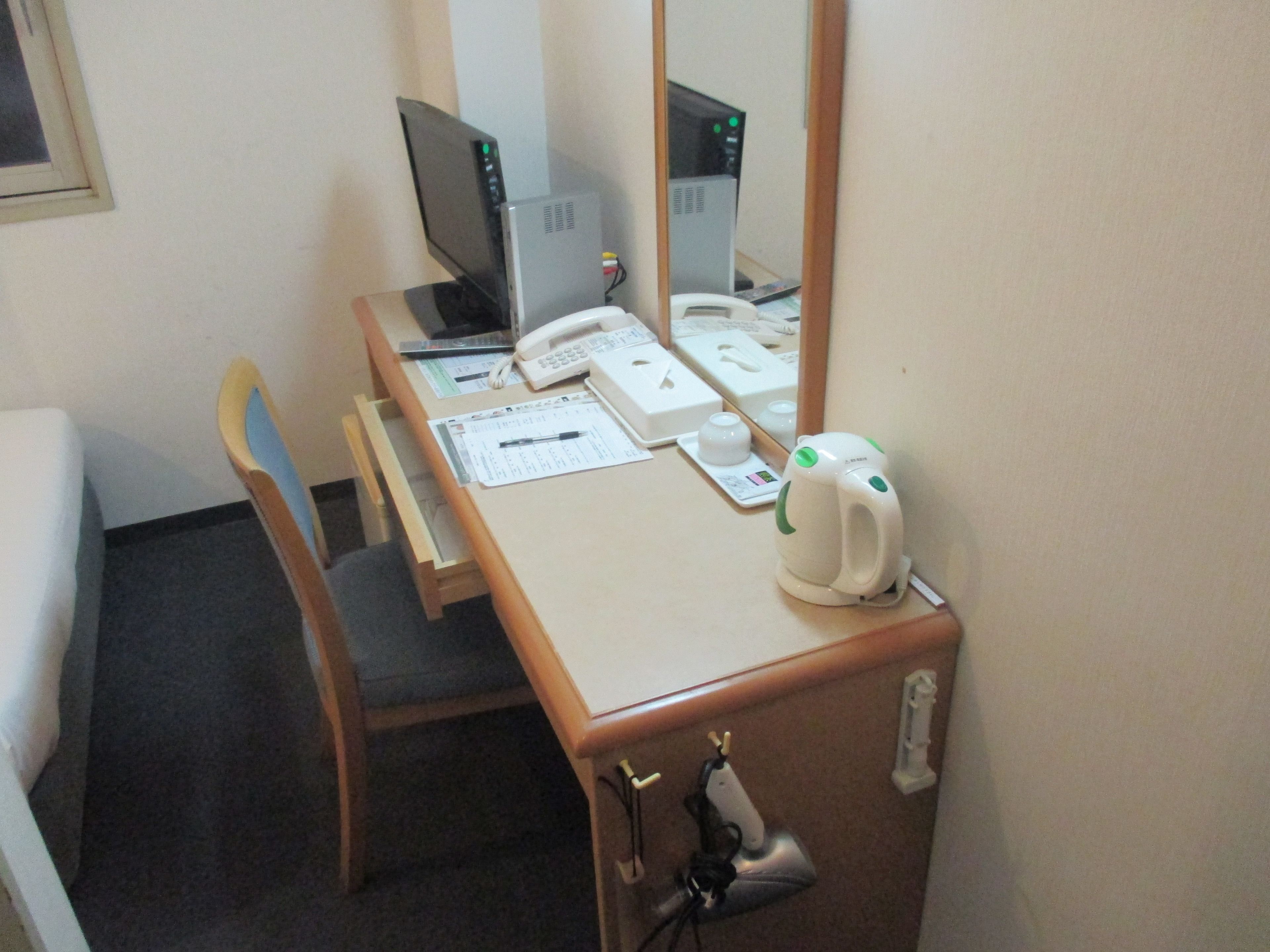 办公桌、免费 WiFi、床单