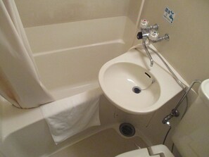 Combined shower/tub, free toiletries, hair dryer, slippers - Hotel Green Well (Sendai)