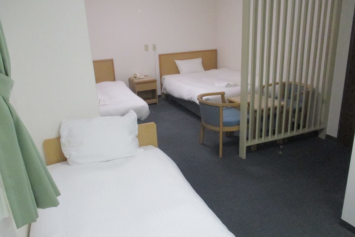 办公桌、免费 WiFi、床单