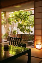 Cubrecamas y caja de seguridad en la habitación 