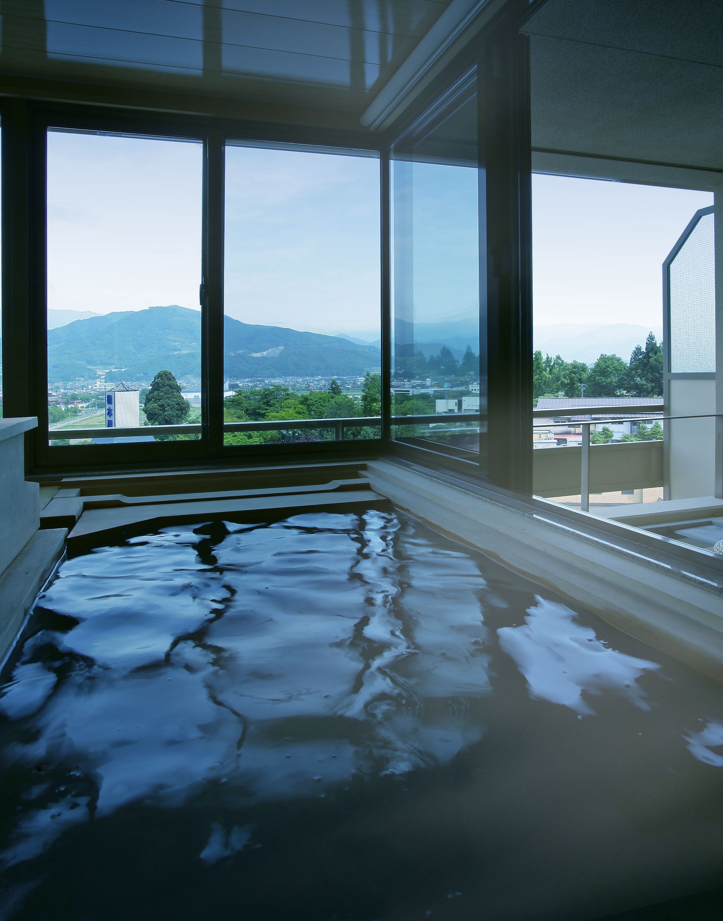 Deep soaking bathtub