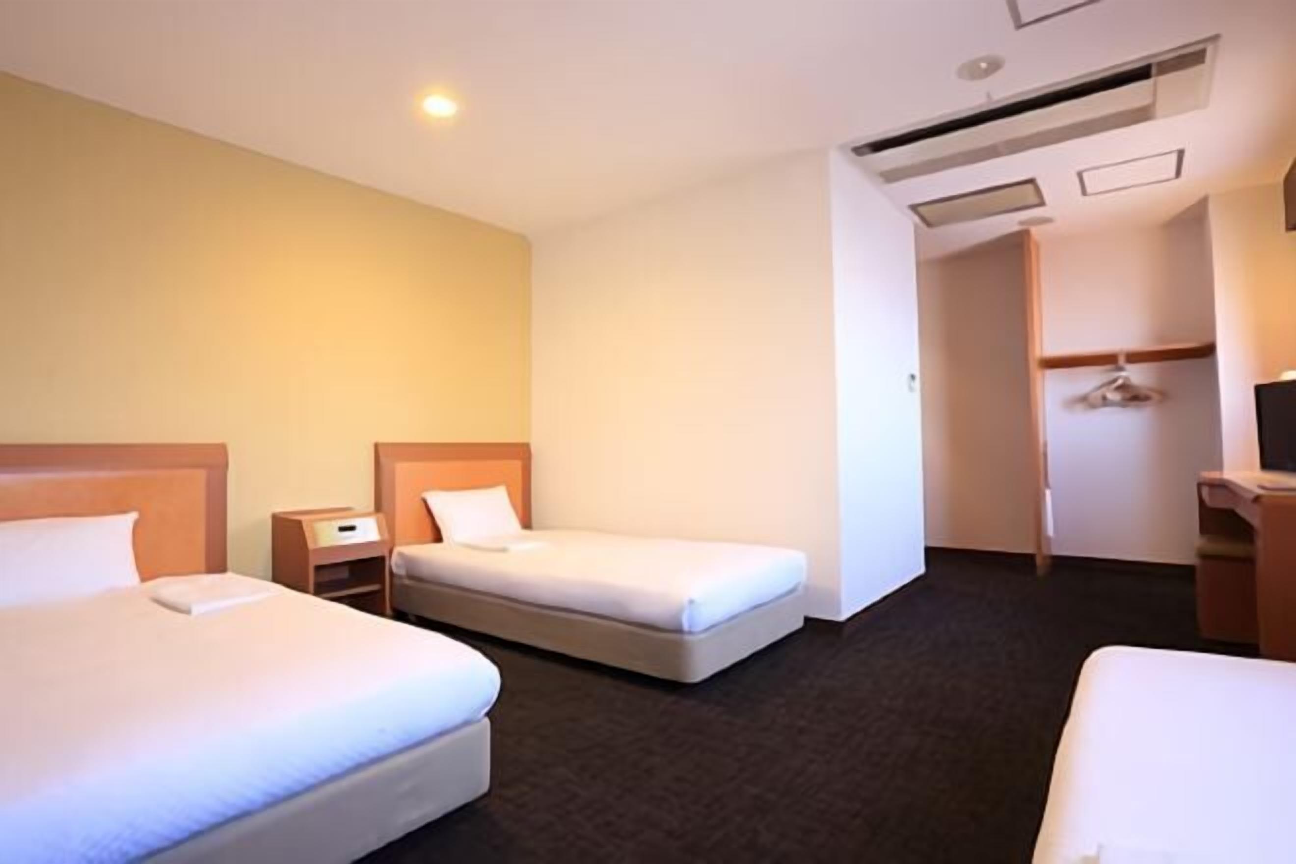 โต๊ะทำงาน, เตารีด/โต๊ะรีดผ้า, Wi-Fi ฟรี, ผ้าปูที่นอน