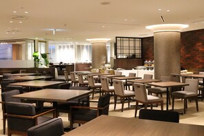 Daily buffet breakfast (JPY 1850 per person)