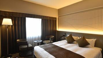 Kahden hengen superior-huone | Minibaari, työpöytä, ilmainen Wi-Fi, vuodevaatteet