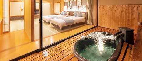 Caja de seguridad en la habitación y ropa de cama