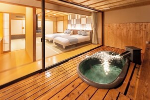 Habitación tradicional, 2 camas individuales, no fumadores (Japanese Western Style, Outdoor Bath) | Caja fuerte y ropa de cama