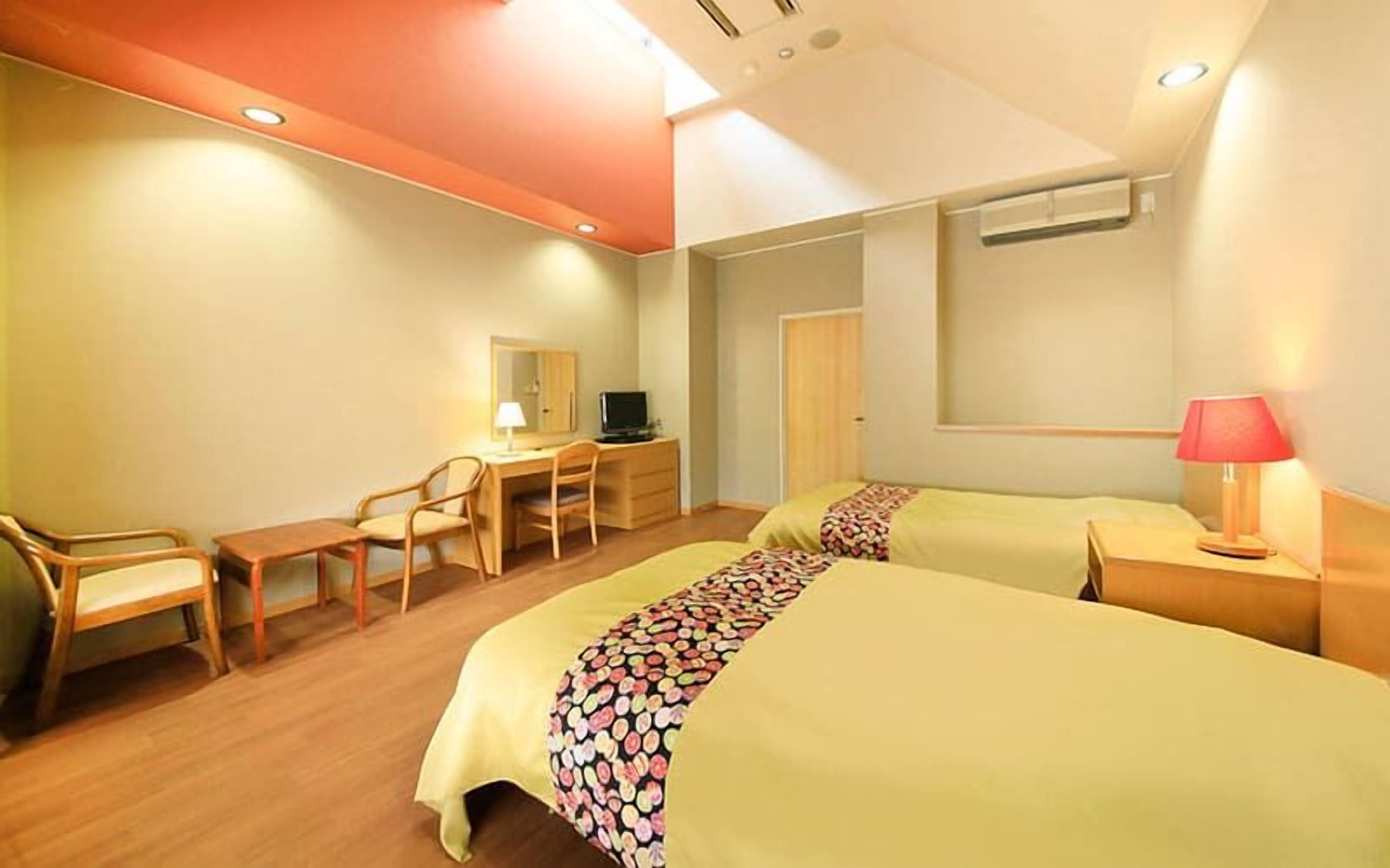 In-room safe, bed sheets