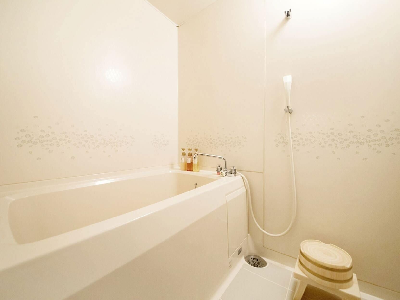 Baño | Ducha y bañera combinadas y artículos de higiene personal gratuitos