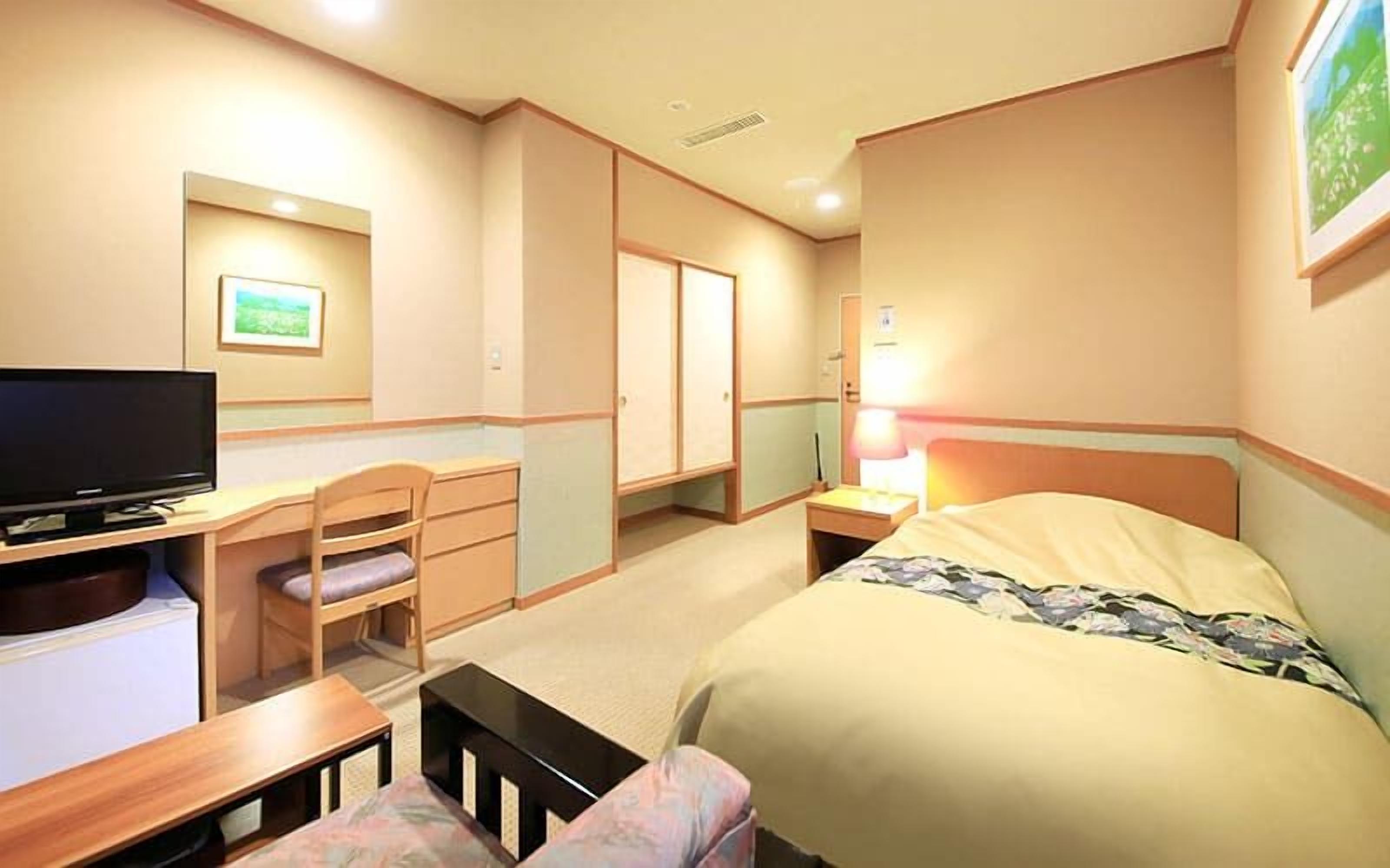 In-room safe, bed sheets