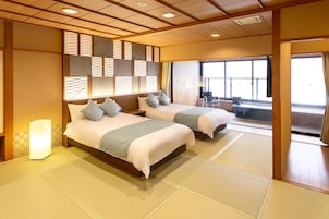 Habitación tradicional, 2 camas individuales, no fumadores (Japanese Western Style, Outdoor Bath) | Caja fuerte y ropa de cama