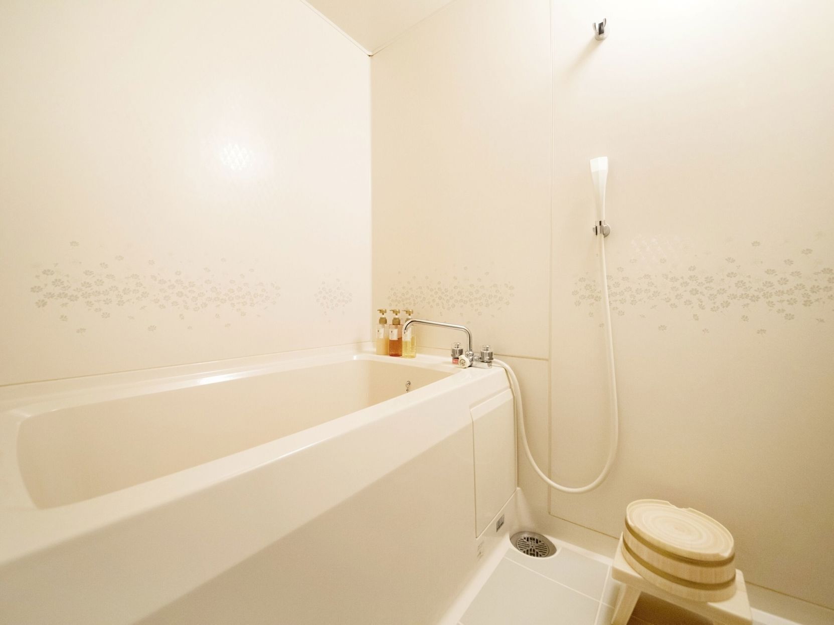 Baño | Ducha y bañera combinadas y artículos de higiene personal gratuitos