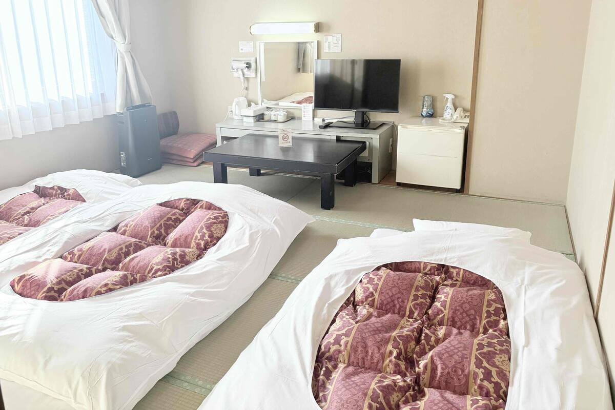 Brankas, meja kerja, dan Wi-Fi gratis