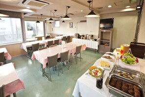Buffet breakfast for a fee on weekdays
