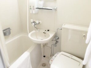 シャワー付き浴槽、バスアメニティ (無料)、ヘアドライヤー、スリッパ