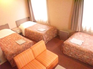 Dreibettzimmer, Raucher (No Breakfast Provided on Mondays)