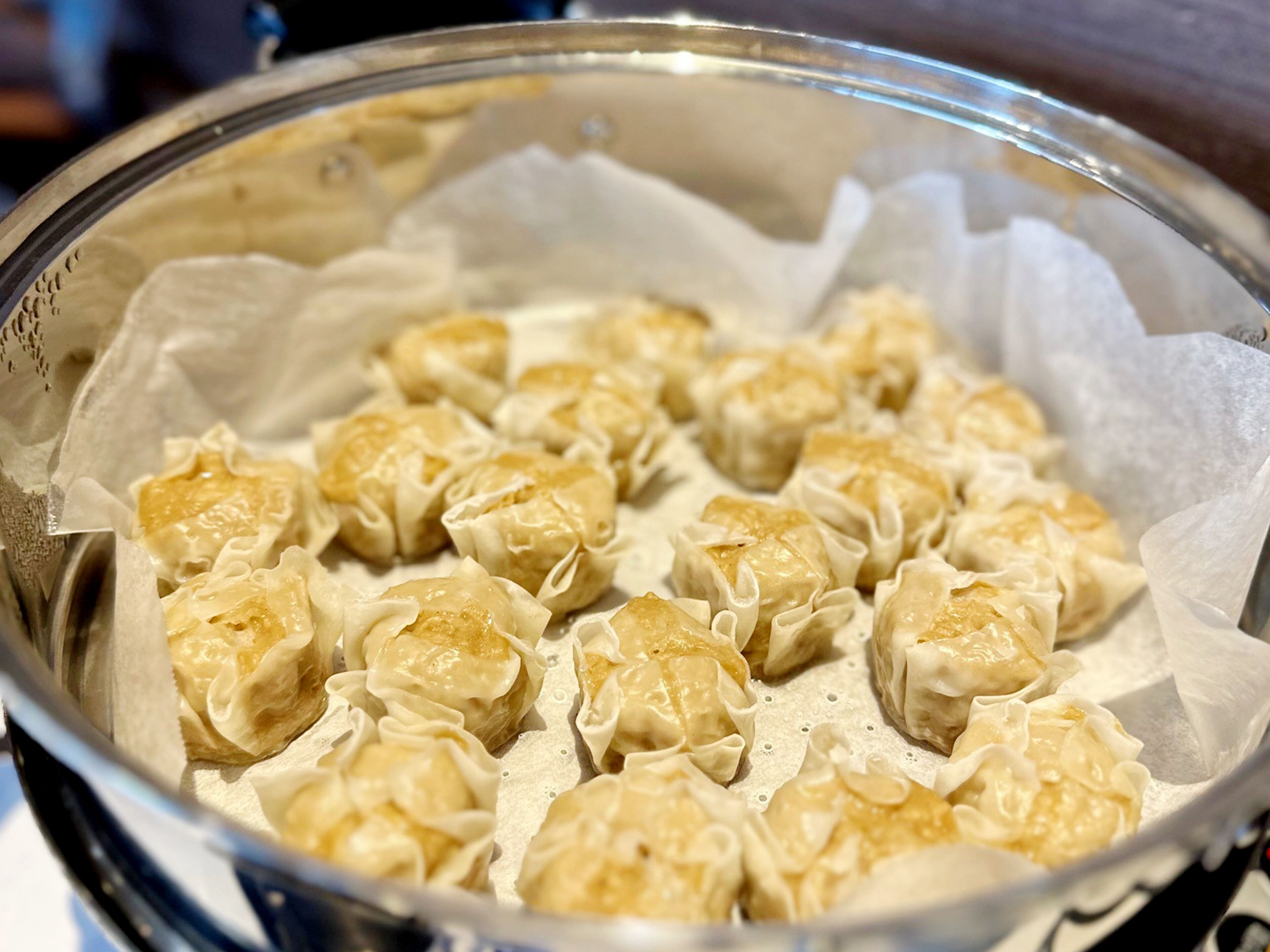 Una vaporera llena de dumplings.