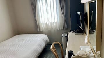 Escritorio, tabla de planchar con plancha, wifi gratis y ropa de cama