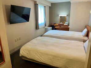 Desk, iron/ironing board (on request), WiFi (free), bed sheets - Hotel Premium Green Plus (Sendai)