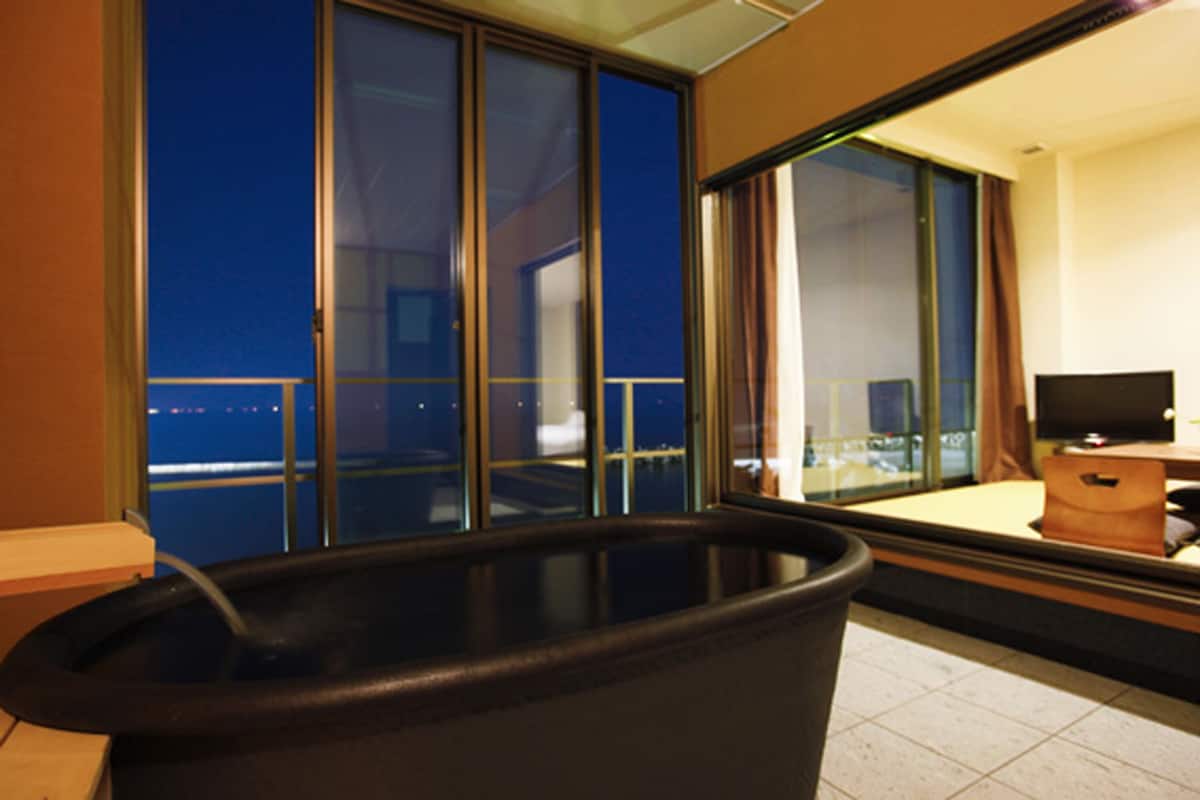 separate bathtub and shower, deep-soaking bathtub, free toiletries