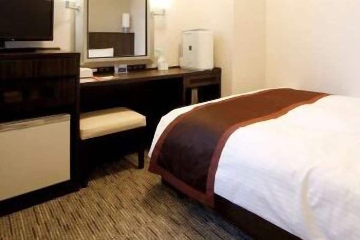 Down comforters, desk, blackout drapes, free WiFi