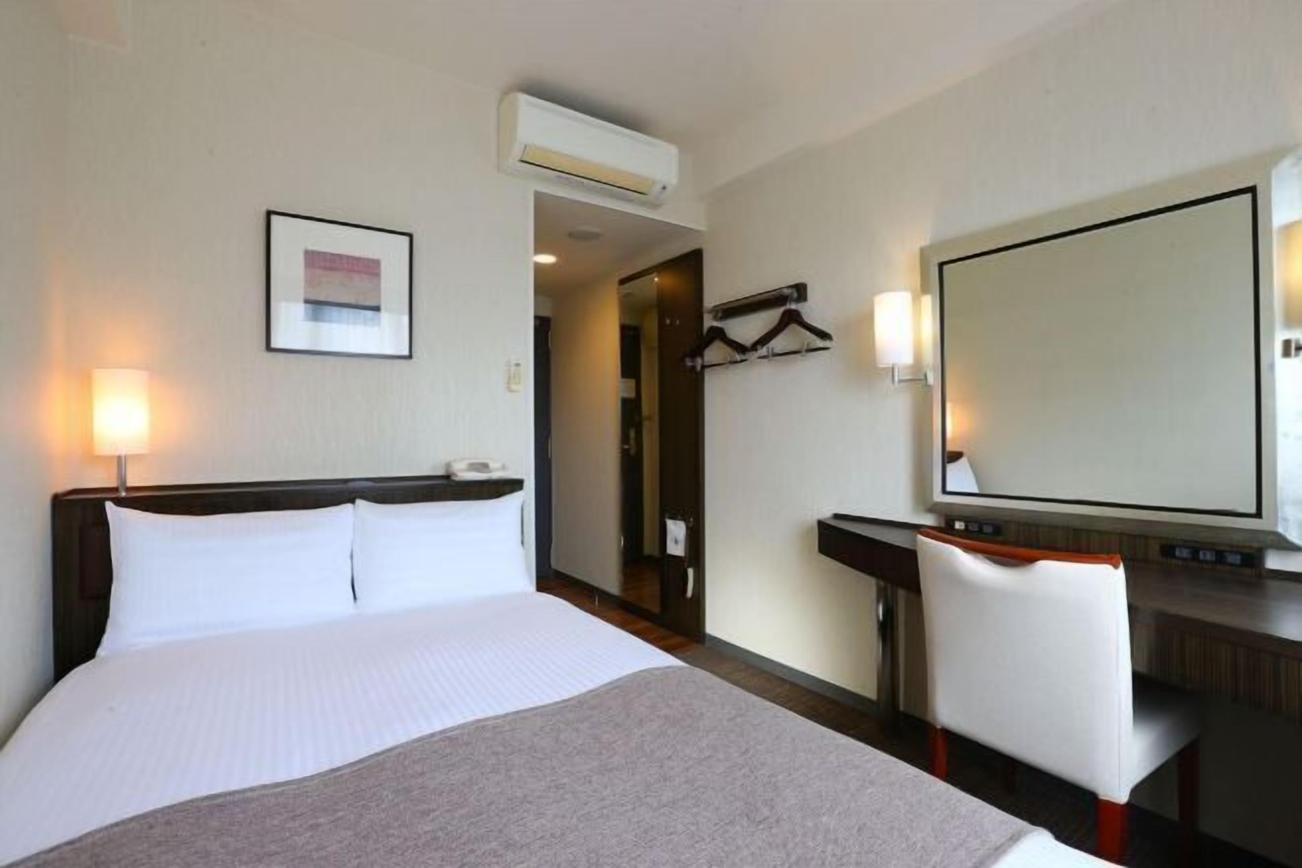 Edredones de plumas, escritorio, cortinas opacas y wifi gratis