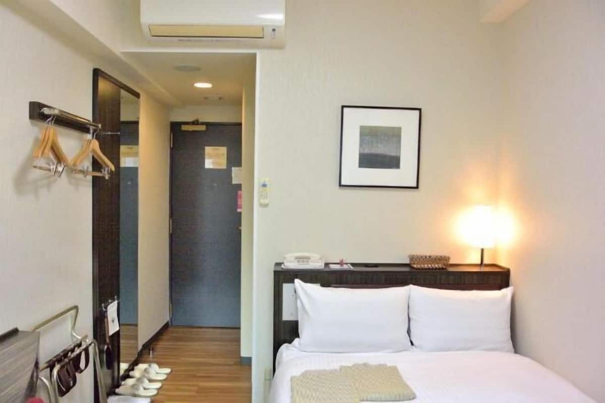 Down comforters, desk, blackout drapes, free WiFi