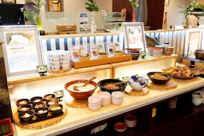 朝食 (ビュッフェ)、毎日提供 (有料)