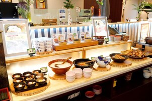 Daily buffet breakfast (JPY 1760 per person)