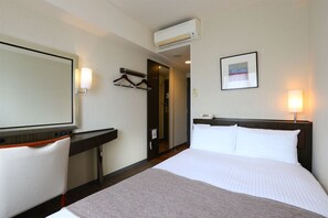Quarto casal econômico, para não fumantes | Edredons de pluma, escrivaninha, cortinas blackout, Wi-Fi de cortesia