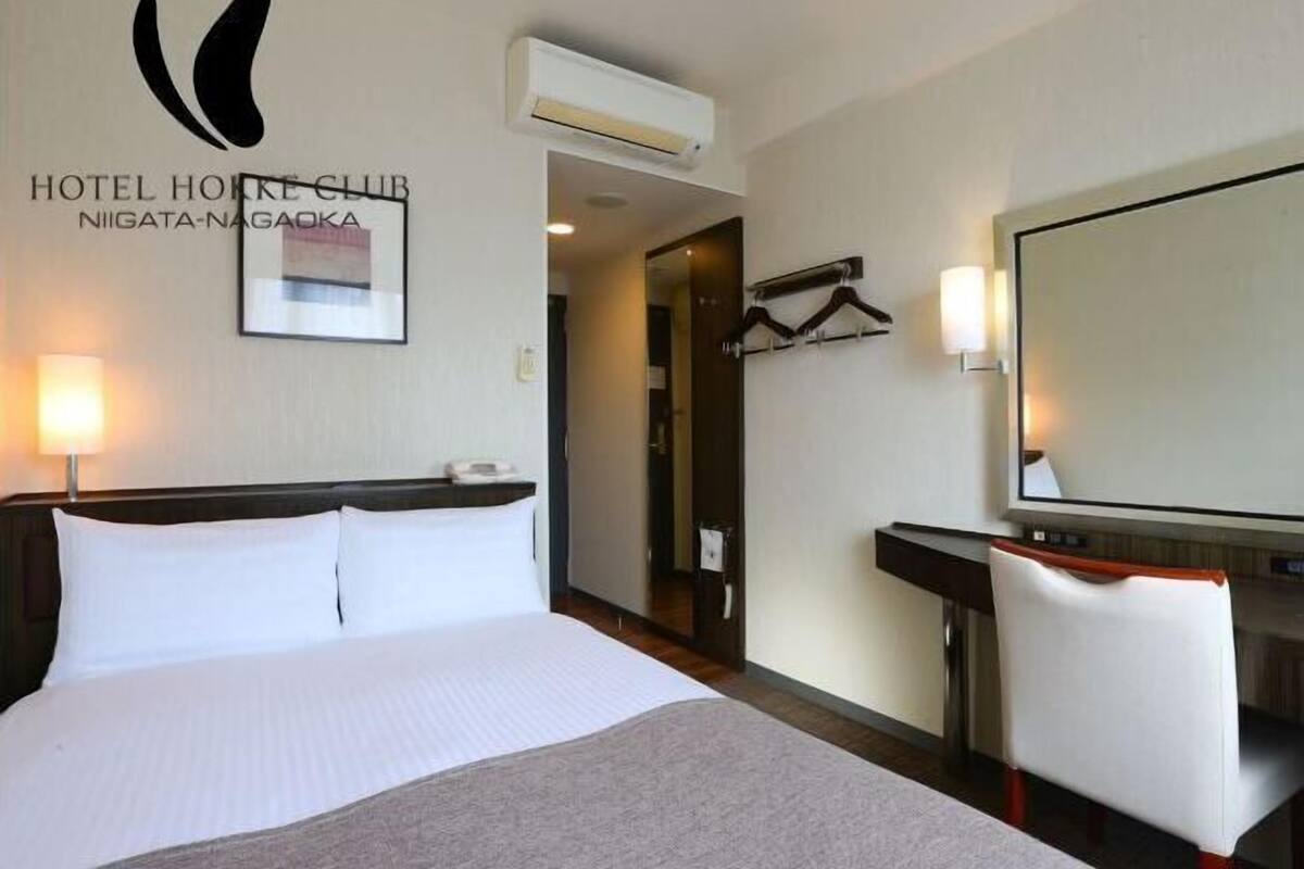 Edredón, escritorio, cortinas blackout y wifi gratis