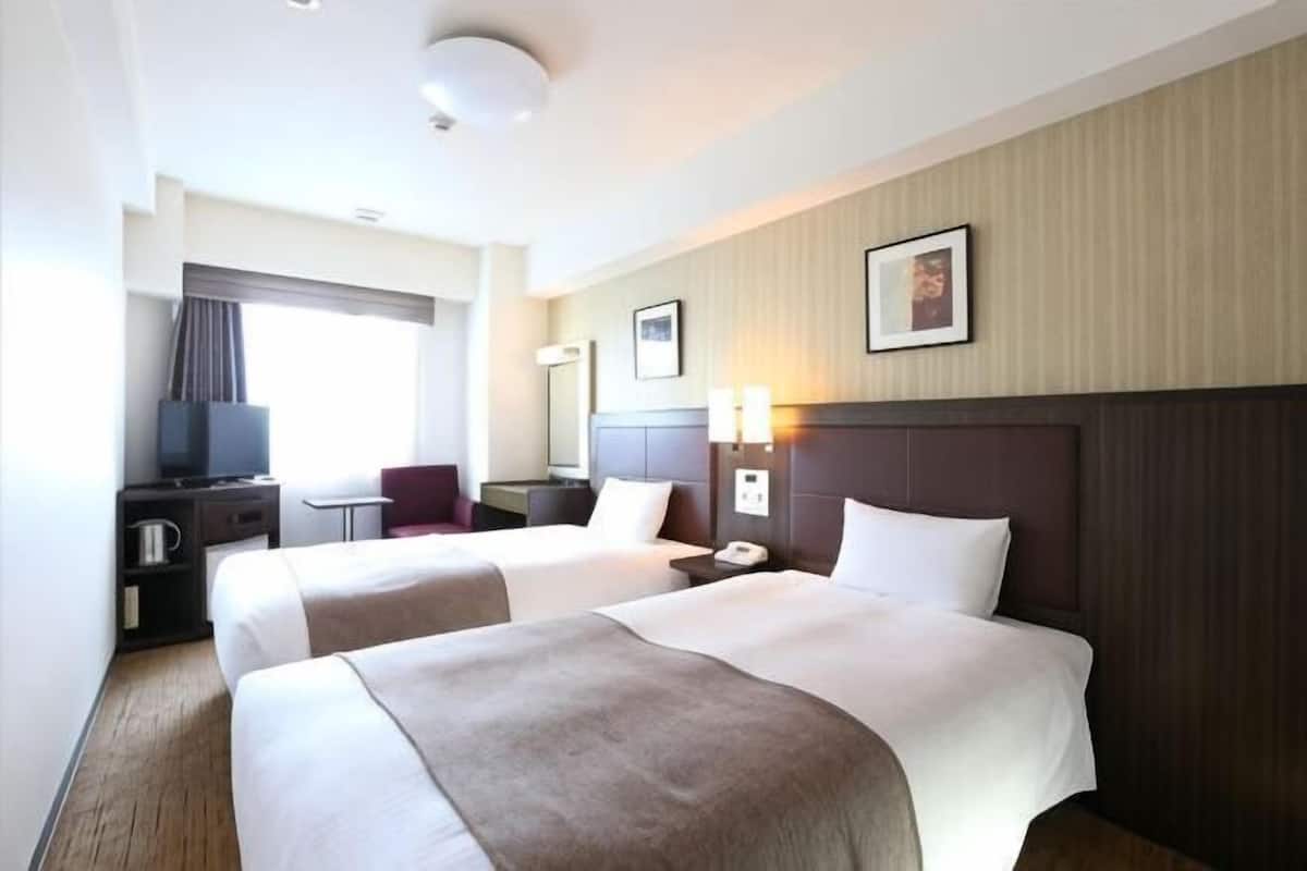 Edredón, escritorio, cortinas blackout y wifi gratis