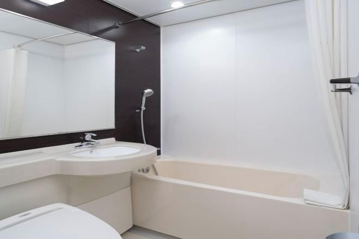 Un baño moderno con bañera, lavamanos e inodoro.