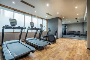 A gym with treadmills, an elliptical, and weight machines. - Hotel Lungwood (Tokyo)