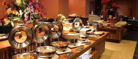 朝食 (ビュッフェ)、毎日提供 (1 名様 1500 JPY)