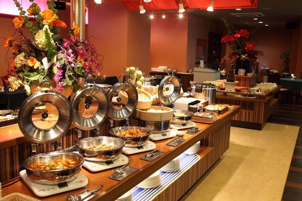 Petit déjeuner buffet (1500 JPY par personne)