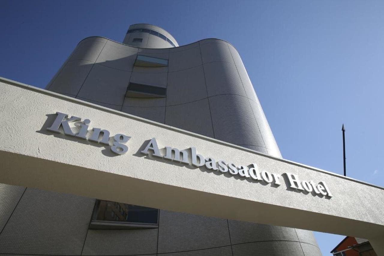 La façade de l’hôtel King Ambassador, avec une enseigne bien visible.