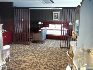 In-room safe, desk, soundproofing, iron/ironing board - King Ambassador Hotel Kumagaya (Kumagaya)