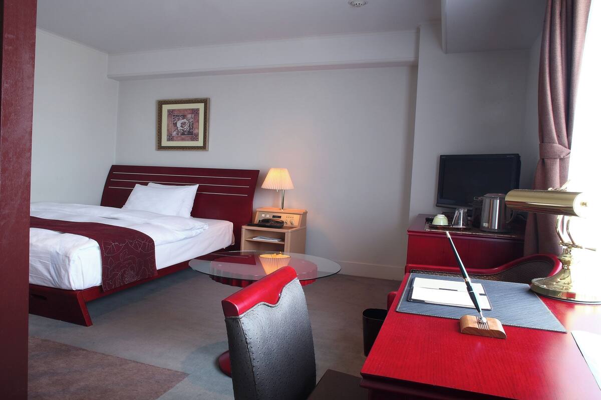 In-room safe, desk, soundproofing, iron/ironing board