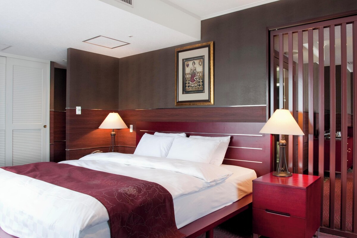 In-room safe, desk, soundproofing, iron/ironing board
