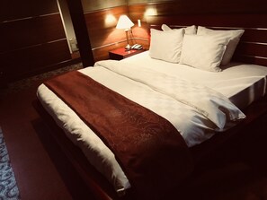 Suíte, 1 cama King, para fumantes | Cofres nos quartos, escrivaninha, quartos à prova de som