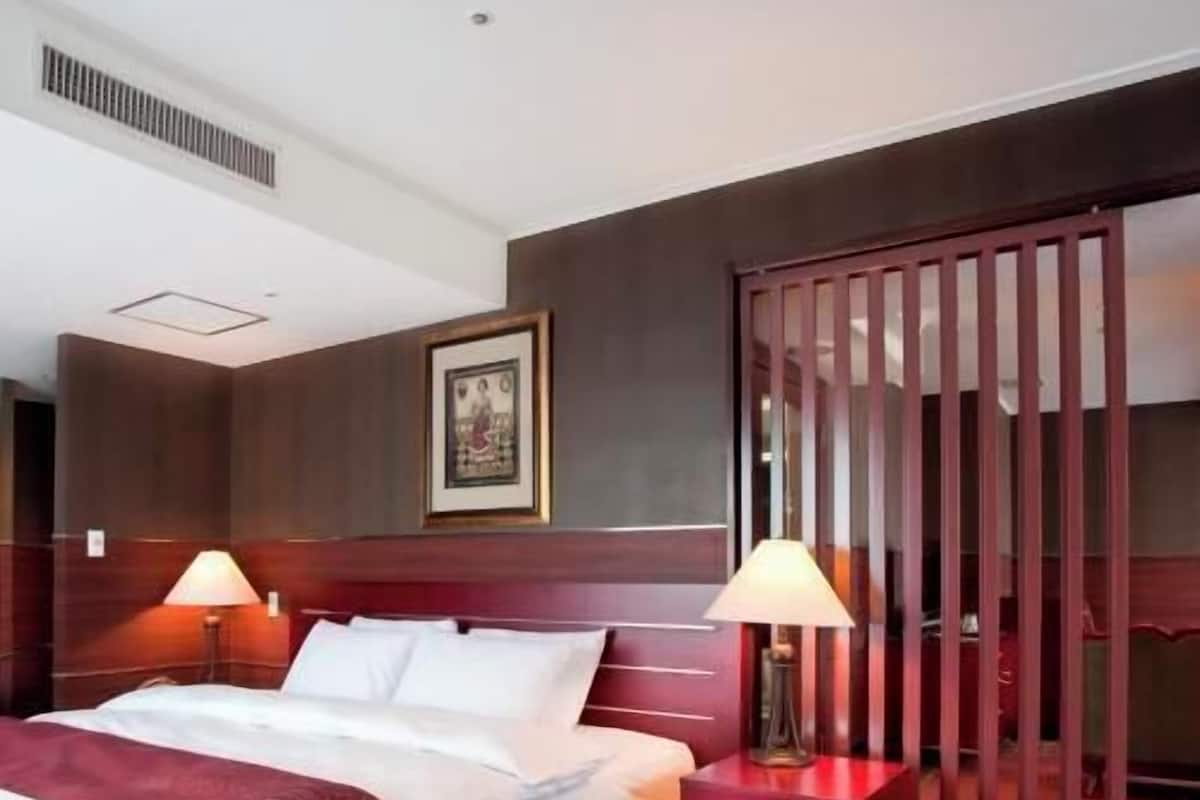In-room safe, desk, soundproofing, iron/ironing board