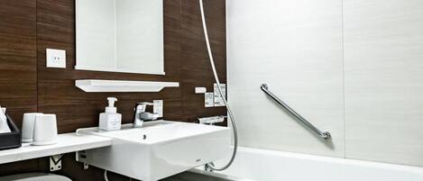 Une salle de bain moderne avec un lavabo blanc, un miroir et une douche.