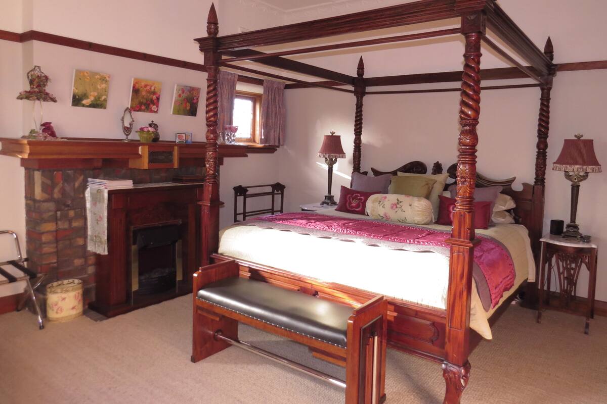 Standardrum - icke-rökare (1880s Four Poster) | 1 sovrum, sängtillbehör av högsta kvalitet och strykjärn/strykbräda