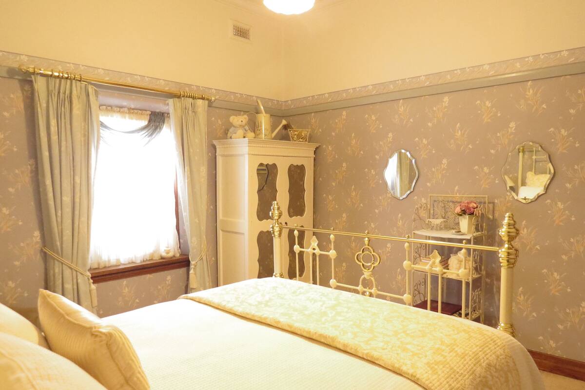 1870s  Queen Room | 1 bedroom, premium bedding, iron/ironing board, free WiFi