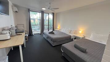 Habitación, varias camas, balcón (Best of Longreach) | Escritorio y espacio para trabajar con laptop