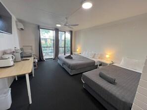 Standard Twin Room | Desk, laptop workspace, iron/ironing board, free WiFi - Jumbuck Motel (Longreach)