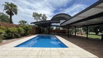 Escritorio y espacio para trabajar con laptop