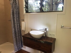 Deluxe Cottage, 1 King Bed, Balcony, Mountain View (Queen Cabin) | Bathroom