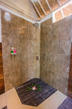 Standard Room, Balcony | Bathroom shower - Nanuks Bungalows (Lembongan Island)