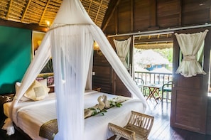 In-room safe, free WiFi, bed sheets - Nanuks Bungalows (Lembongan Island)